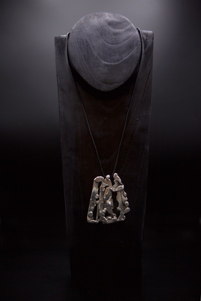 Albert Feraud's pendant straight full view