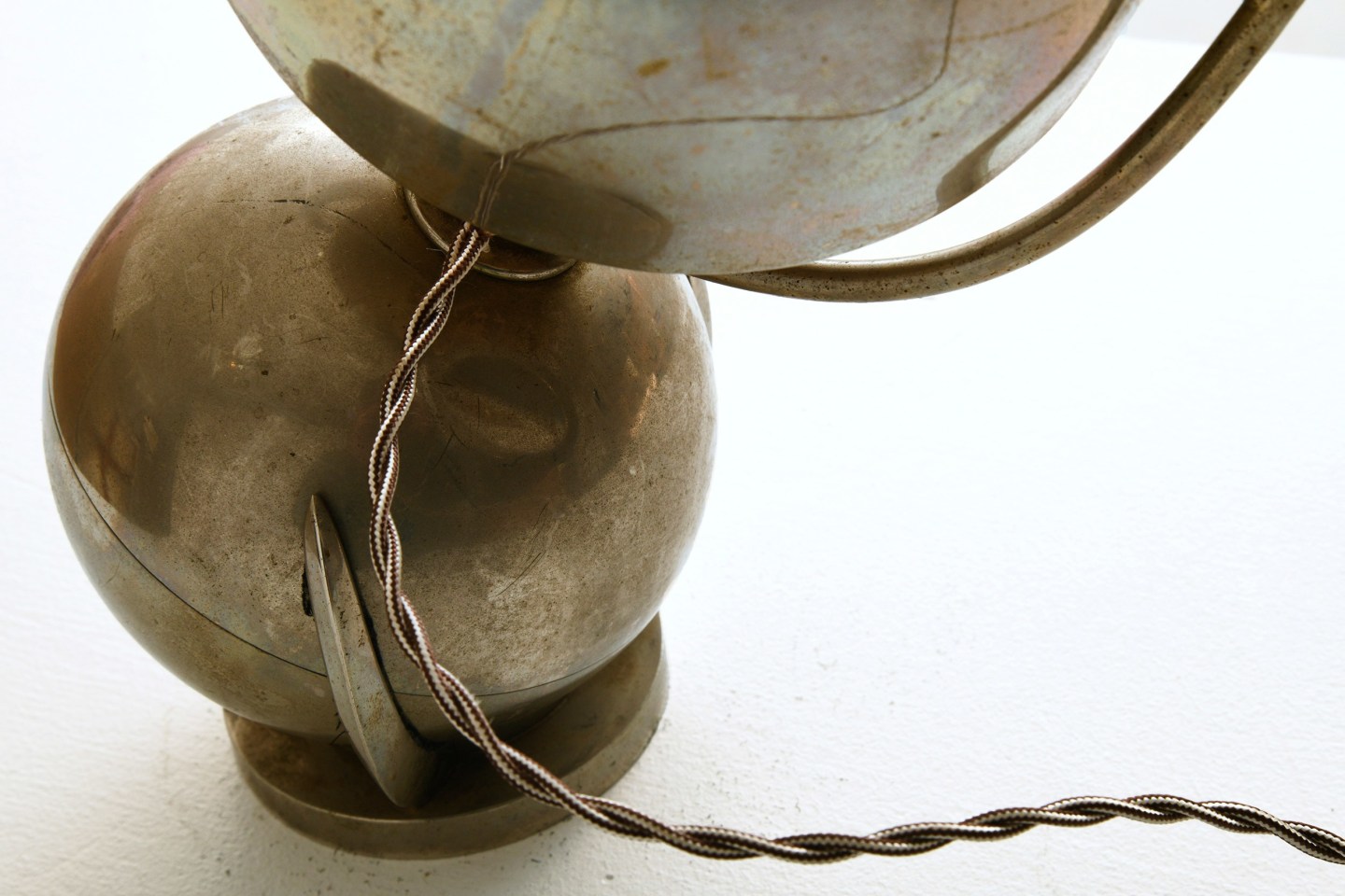 Oblet's table lamp, detailed view of back with wire