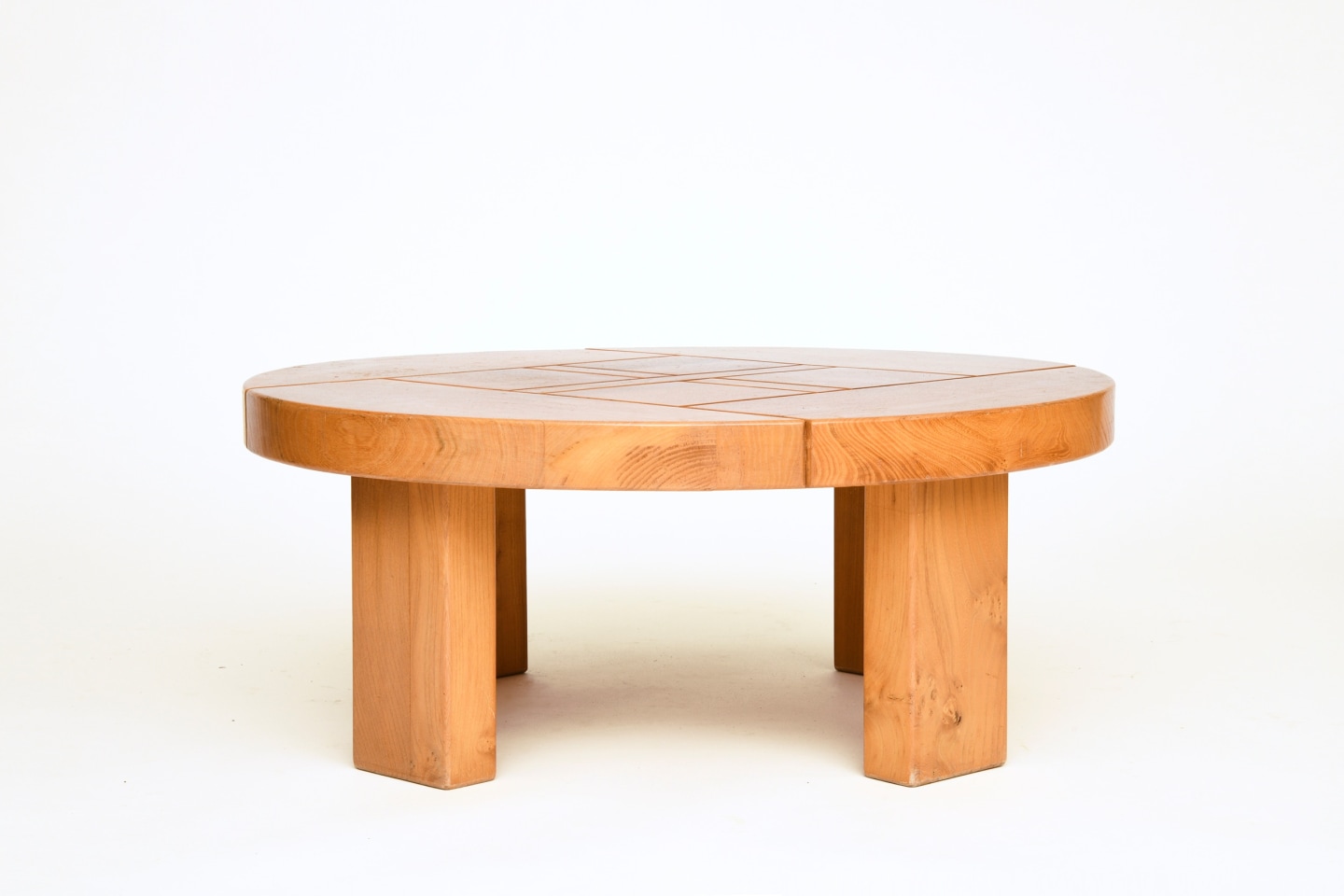 Maison Regain's coffee table, full straight view eye-level