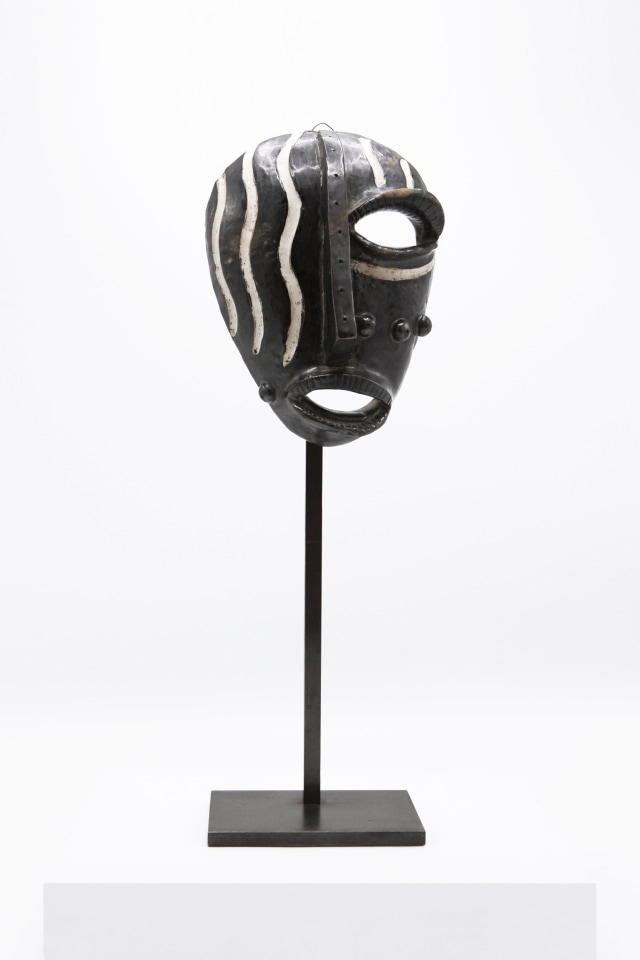 Jaque Sagan's ceramic mask, full front view with metal stand