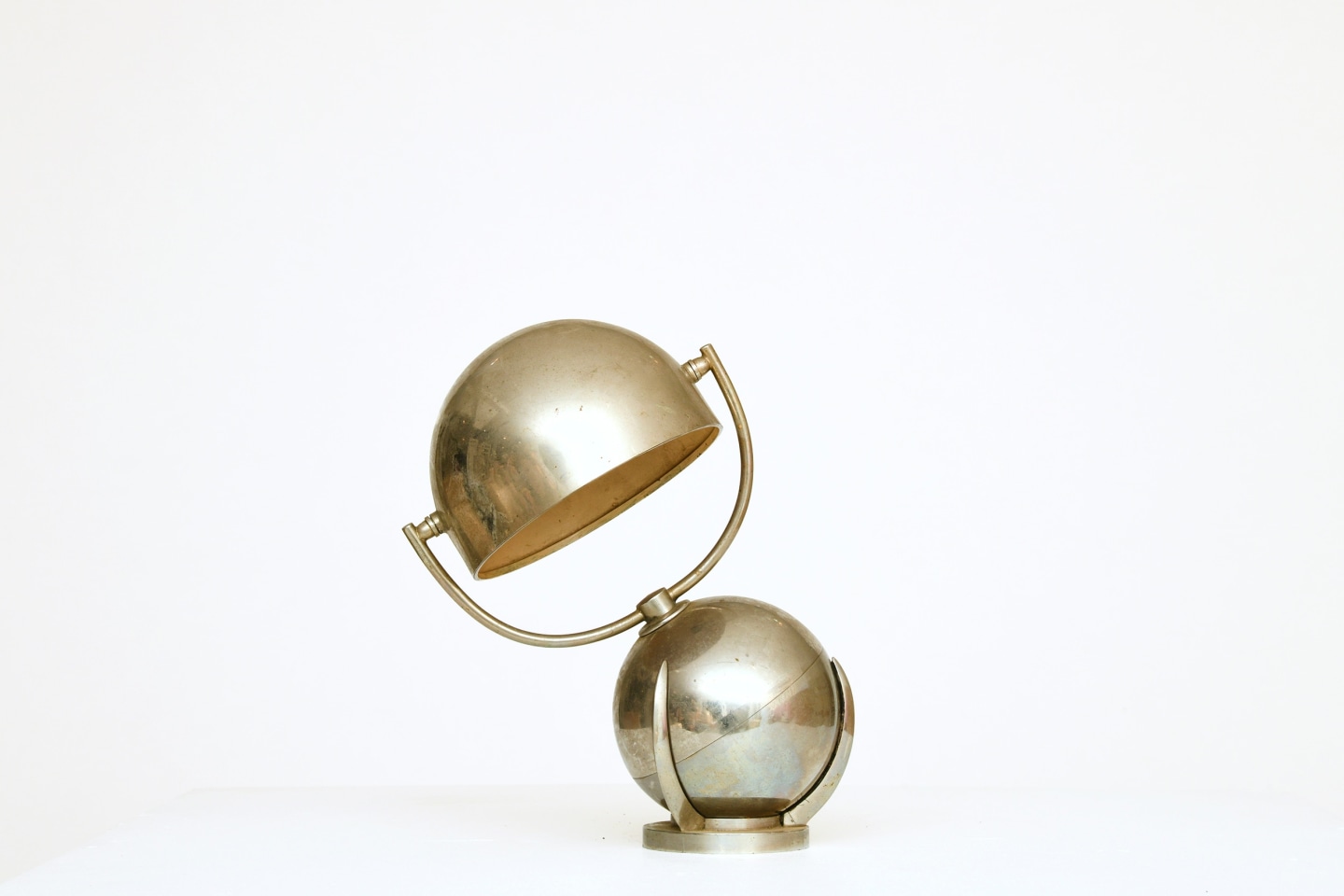 Oblet's table lamp, straight front view