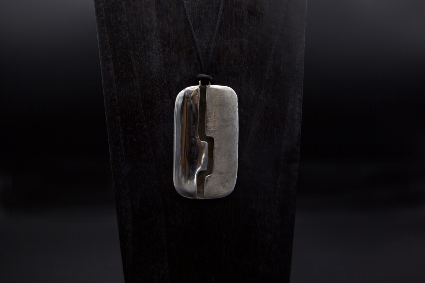 Alain Douillard's pendant closeup horizontal view