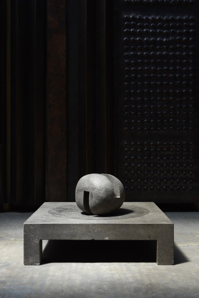 Pierre Sz&eacute;kely's &quot;Espace &eacute;tabli&quot; sculpture, full straight from above with ball turned diagonally in a darker background