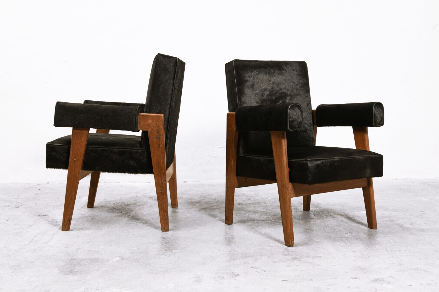 Le Corbusier, Pierre Jeanneret &amp; Jeet Lal Malhotra's &quot;Advocate and Press&quot; pair of armchairs, side and diagonal views