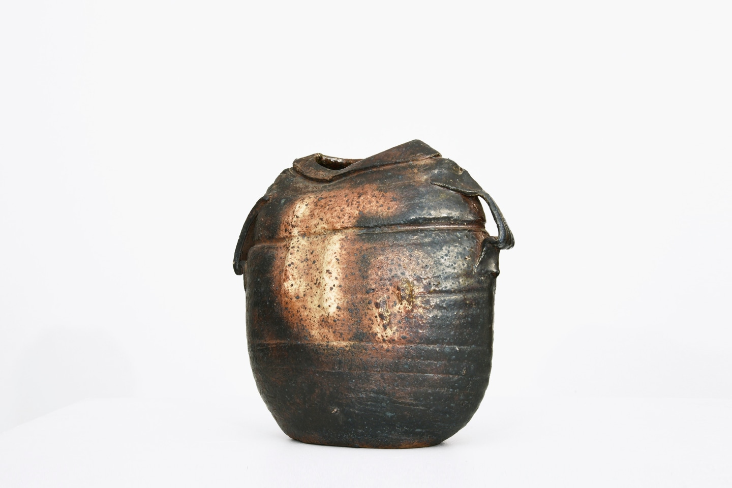 R&eacute;mi Bonhert's ceramic vase, full diagonal view of the front