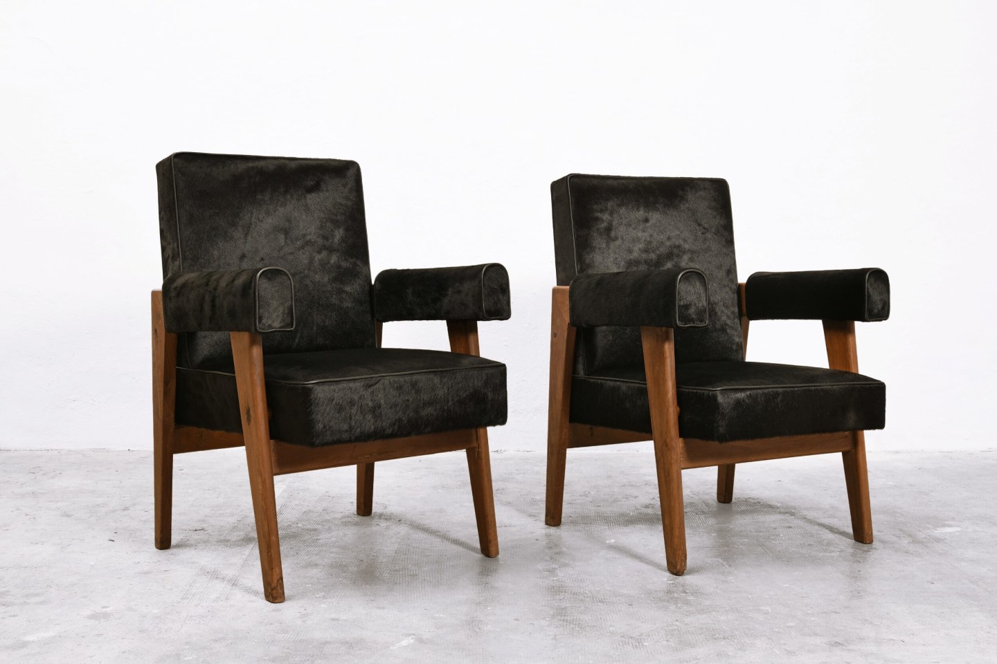 Le Corbusier, Pierre Jeanneret &amp; Jeet Lal Malhotra's &quot;Advocate and Press&quot; pair of armchairs, front diagonal views