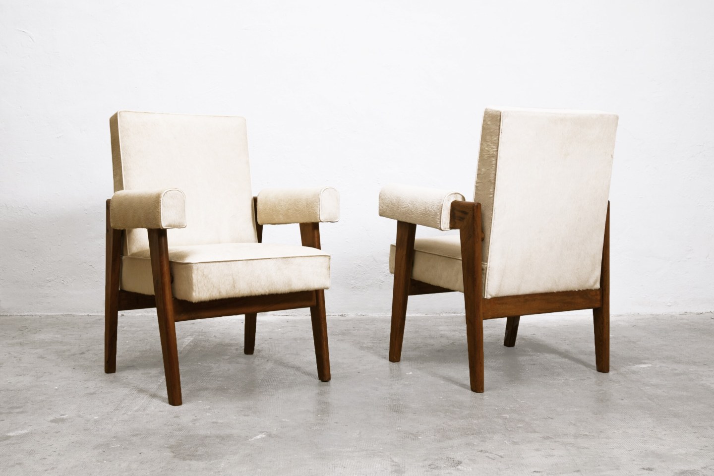 Le Corbusier, Pierre Jeanneret &amp; Jeet Lal Malhotra's &quot;Advocate and Press&quot; armchairs, front diagonal and back diagonal views