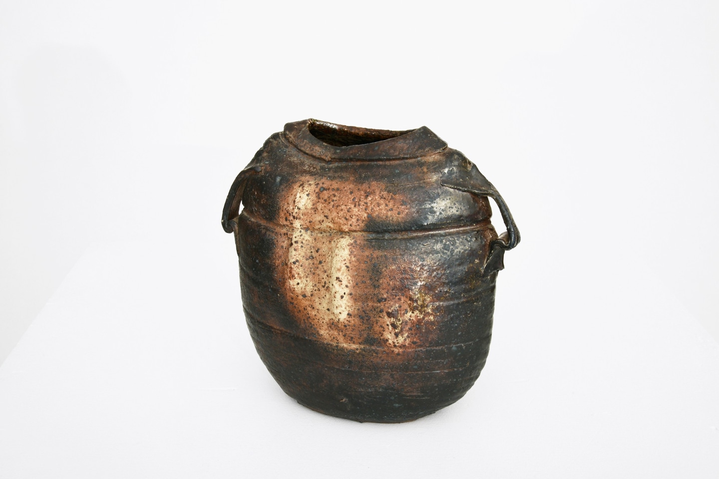 R&eacute;mi Bonhert's ceramic vase, diagonal view from above