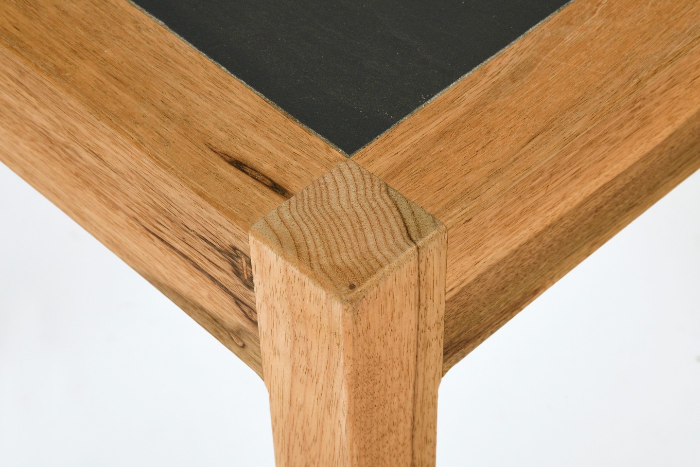 Henry Jacques Le M&ecirc;me's table, detailed view of corner