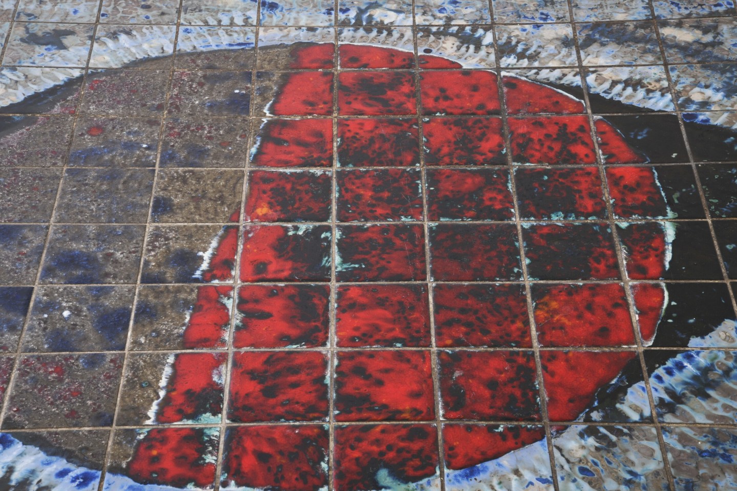 Baty's ceramic coffee table, detailed view for ceramic tile top