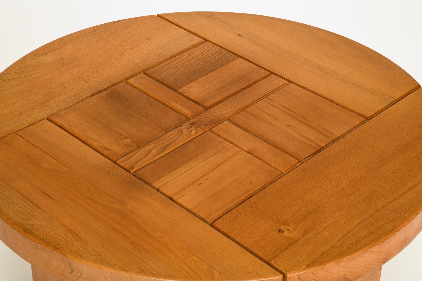 Maison Regain's coffee table, close up image of table top