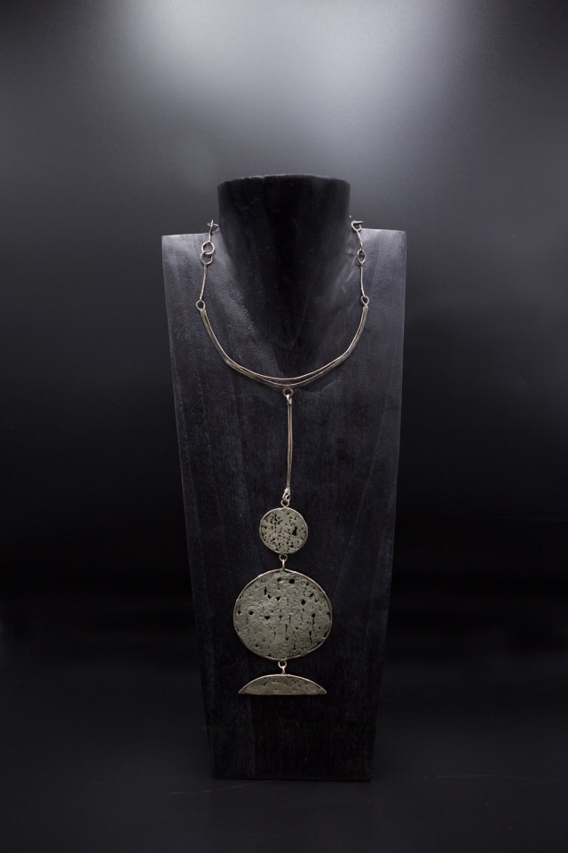 Philolaos Tloupas' sculptural necklace, full straight view