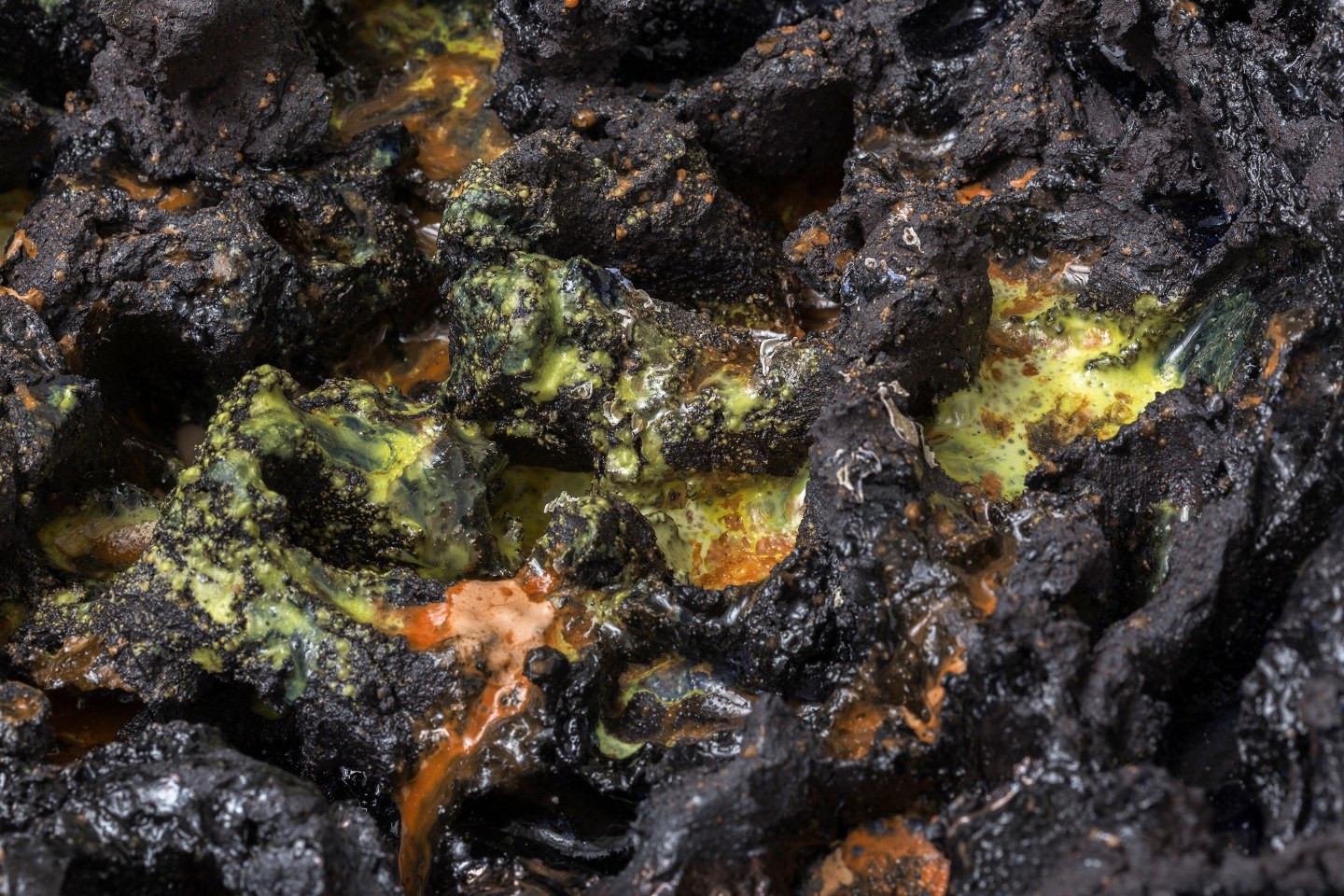 Mai-Thu Perret Play with it and even broken tile is gold, 2014