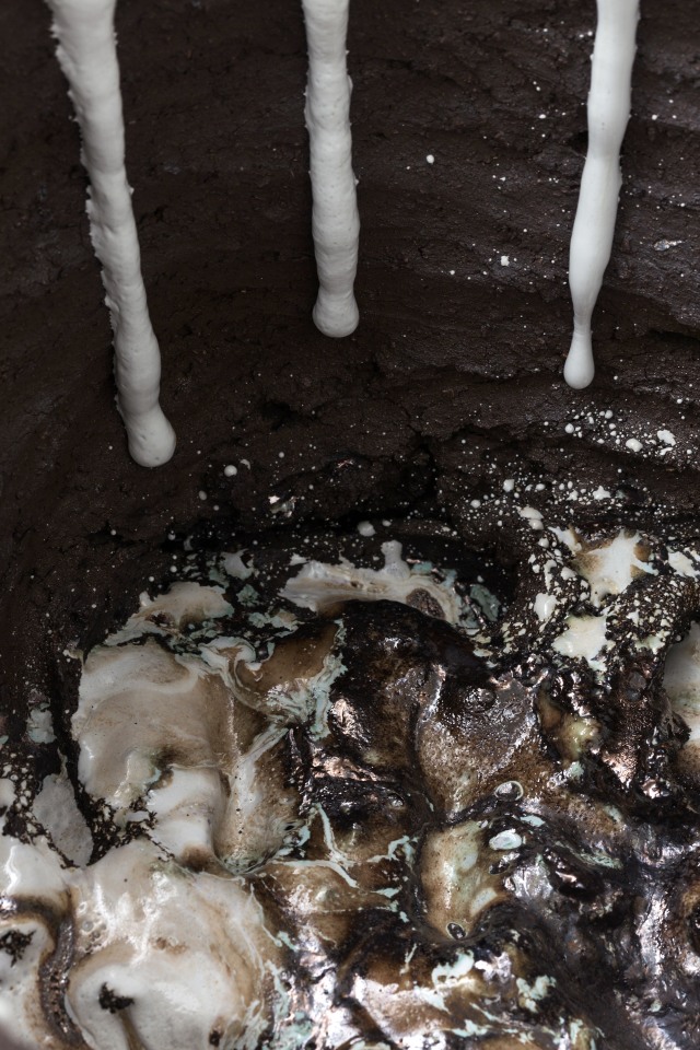 Mai-Thu Perret One lamp, ten thousand lamps, lamp after lamp without end, 2014