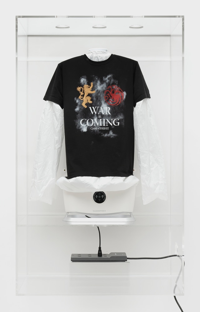 Simon Denny

Dungeon artifact 5: Grimes &amp;lsquo;War is Coming&amp;rsquo; ex-Twitter Belkin power strip

2024

Plexiglasbox, Game of Thrones T- Shirt formerly owned by Grimes, Cleanmaxxx shirt ironing machine, Belkin power strip sourced from Twitter office liquidation auction, remote controller

55.9 x 34.25 x 16.9 inches

142 x 87 x 43 cm

(SD 24/014)