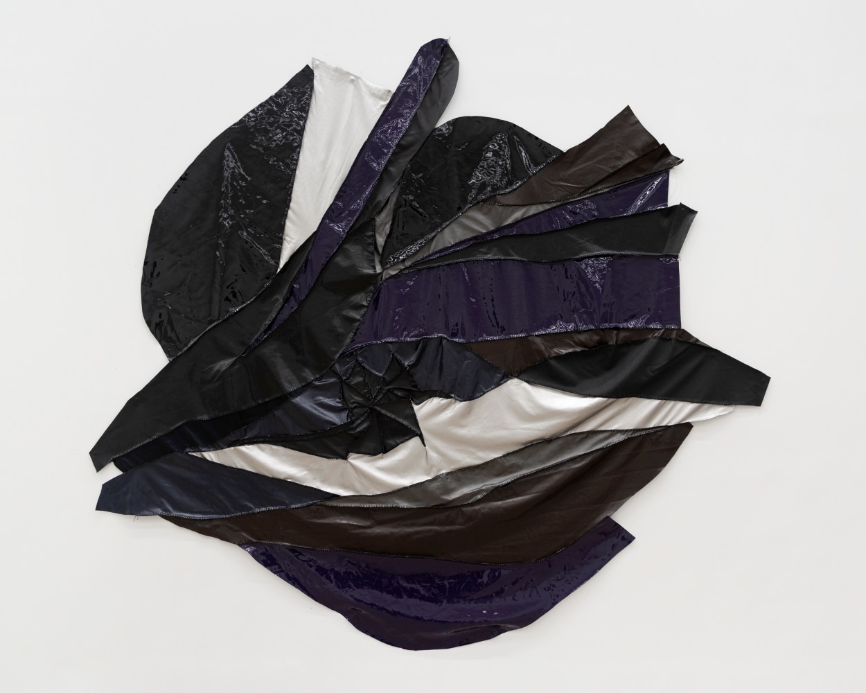 Rodney McMillian

Sky (Star Child) VII

2022

Vinyl and thread

126 x 138 1/4 inches

320 x 351.2 cm

(RM 22/025)