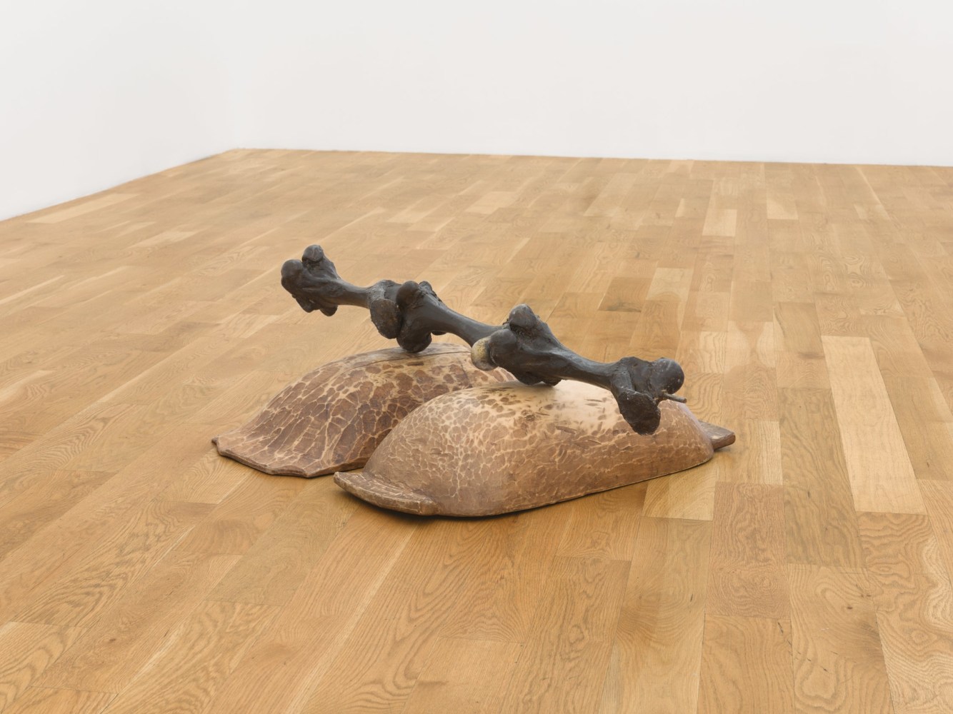 Jorge Peris

Autopista al pa&amp;iacute;s de nunca jam&amp;aacute;s, 2021

bronze, wood

14h x 33w x 50d in
34h x 84w x 127d cm