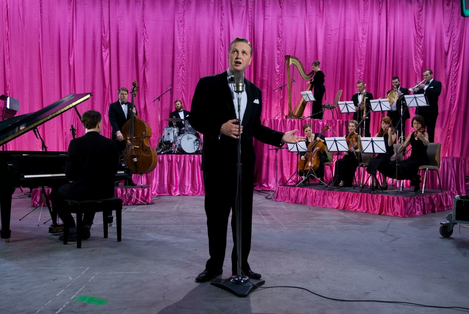Ragnar Kjartansson
God, 2007&amp;nbsp;
Single-channel video, with pink curtains
Duration: 30 minutes&amp;nbsp;
Music by Dav&amp;iacute;&amp;eth; &amp;THORN;&amp;oacute;r J&amp;oacute;nsson and Ragnar Kjartansson
Commissioned by Thyssen-Bornemisza Art Contemporary, Vienna and The Living Art Museum, Reykjav&amp;iacute;k
Photo: Rafael Pinho