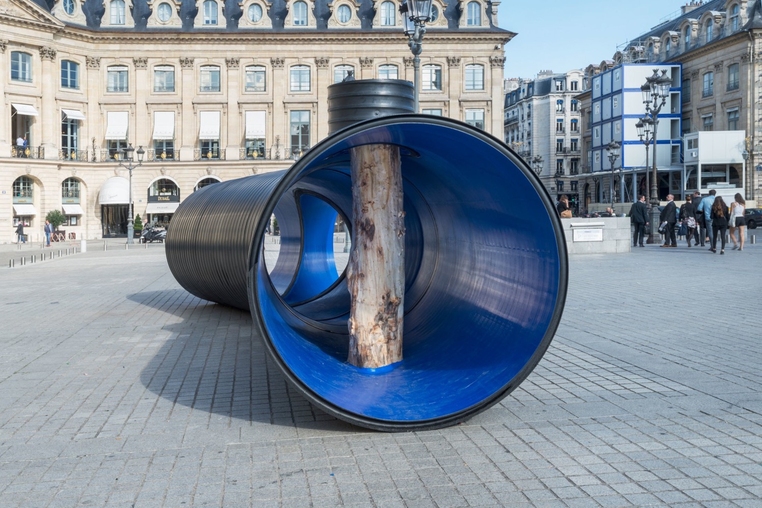 Oscar Tuazon
Life Prototype, 2017
One of four elements in&amp;nbsp;Une Colonne d&amp;#39;Eau, 2017
Thermoplastic hoses, tree trunks
105 2/3 x&amp;nbsp;82 3/4 x 341 inches
(268&amp;nbsp;x 210 x 989 cm)
Installation view
Place Vend&amp;ocirc;me, Paris&amp;nbsp;(October 16 &amp;ndash; November 9, 2017)
Photograph by Marc Domage