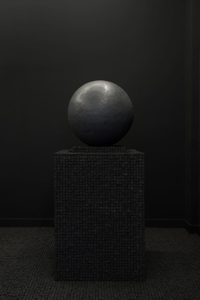 Jonathan Berger
Untitled (Globe), 2016
Putty, charcoal
72 x 32 x 32 inches
(182.9 x 81.3 x 81.3 cm)