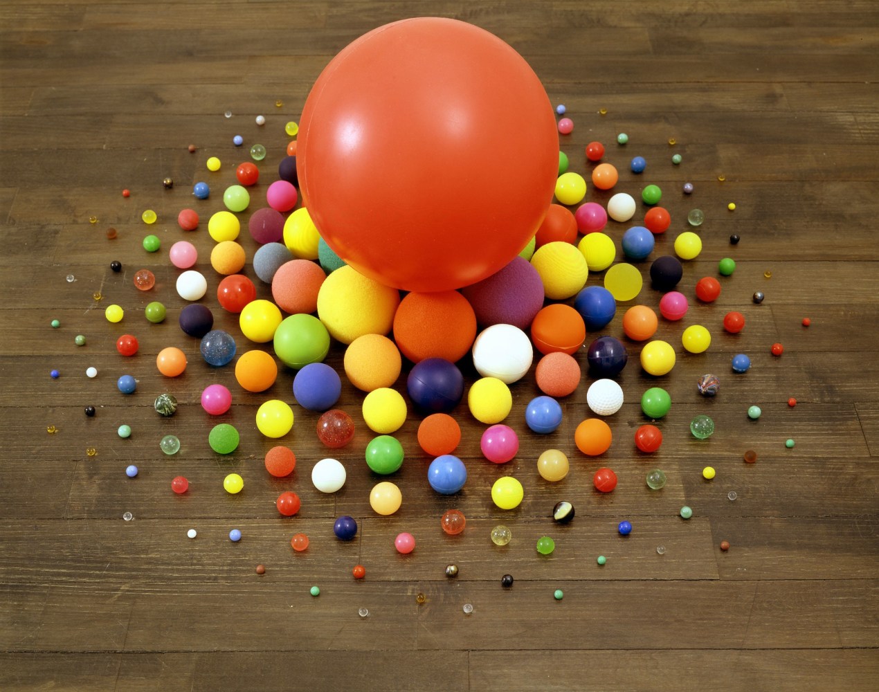 Tom Friedman
Untitled, 1992
Stolen balls
20 x 36 inches
(50.8 x 91.4 cm)
About 200 balls, stolen by the artist over a six-month period