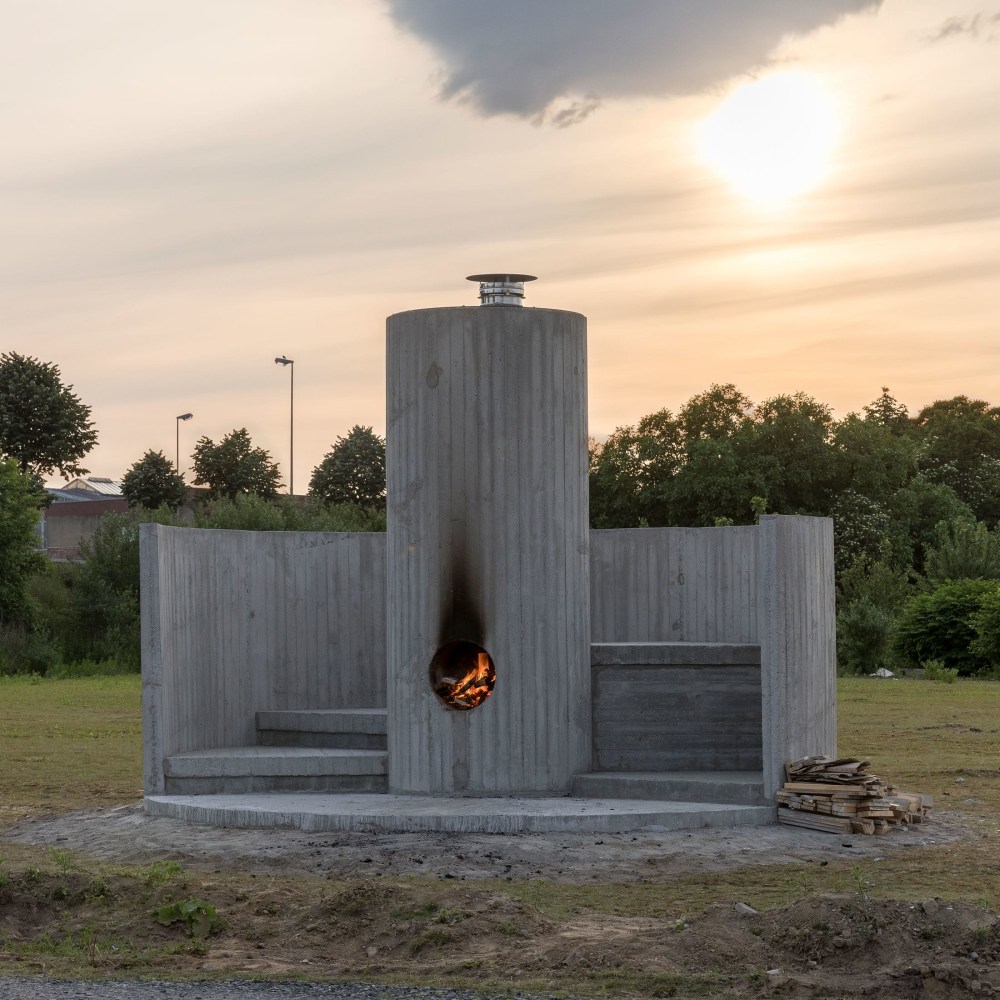 Oscar Tuazon
Burn the Formwork (Fire Building), 2017
Concrete, wood, fire
Skulptur Projecte M&amp;uuml;nster
&amp;copy; Skulptur Projekte 2017, Photo: Henning Rogge

&amp;nbsp;
