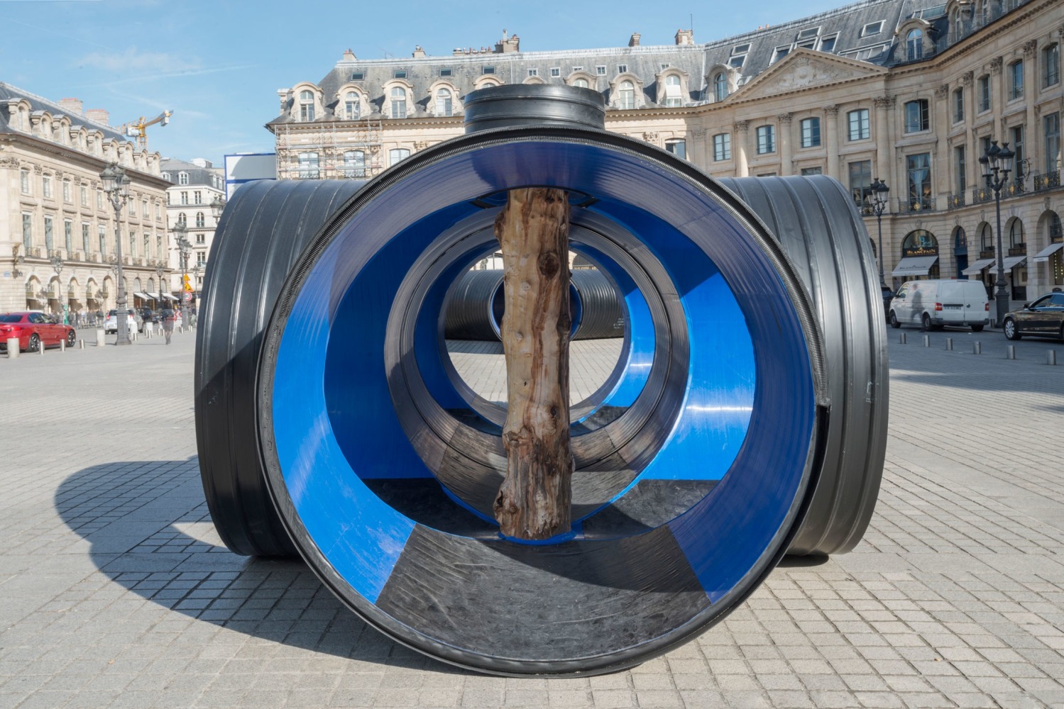 Oscar Tuazon
Water Column, 2017
One of four elements in&amp;nbsp;Une Colonne d&amp;#39;Eau, 2017
Thermoplastic hoses, tree trunks
105 2/3 x 82 3/4 x 315 inches
(268 x 210 x 800 cm)
Installation view
Place Vend&amp;ocirc;me, Paris (October 16 &amp;ndash; November 9, 2017)
Photograph by Marc Domage