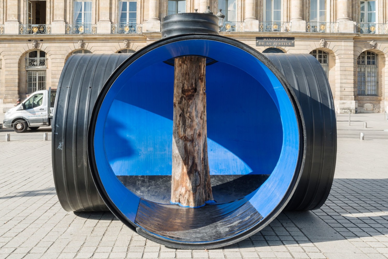 Oscar Tuazon
Rainwater, 2017
One of four elements in&amp;nbsp;Une Colonne d&amp;#39;Eau, 2017
Thermoplastic hoses, tree trunks
105 2/3 x 82 3/4 x 122 1/10&amp;nbsp;inches
(268 x 210 x 310&amp;nbsp;cm)
Installation view
Place Vend&amp;ocirc;me, Paris (October 16&amp;nbsp;&amp;ndash; November 9, 2017)
Photograph by Marc Domage