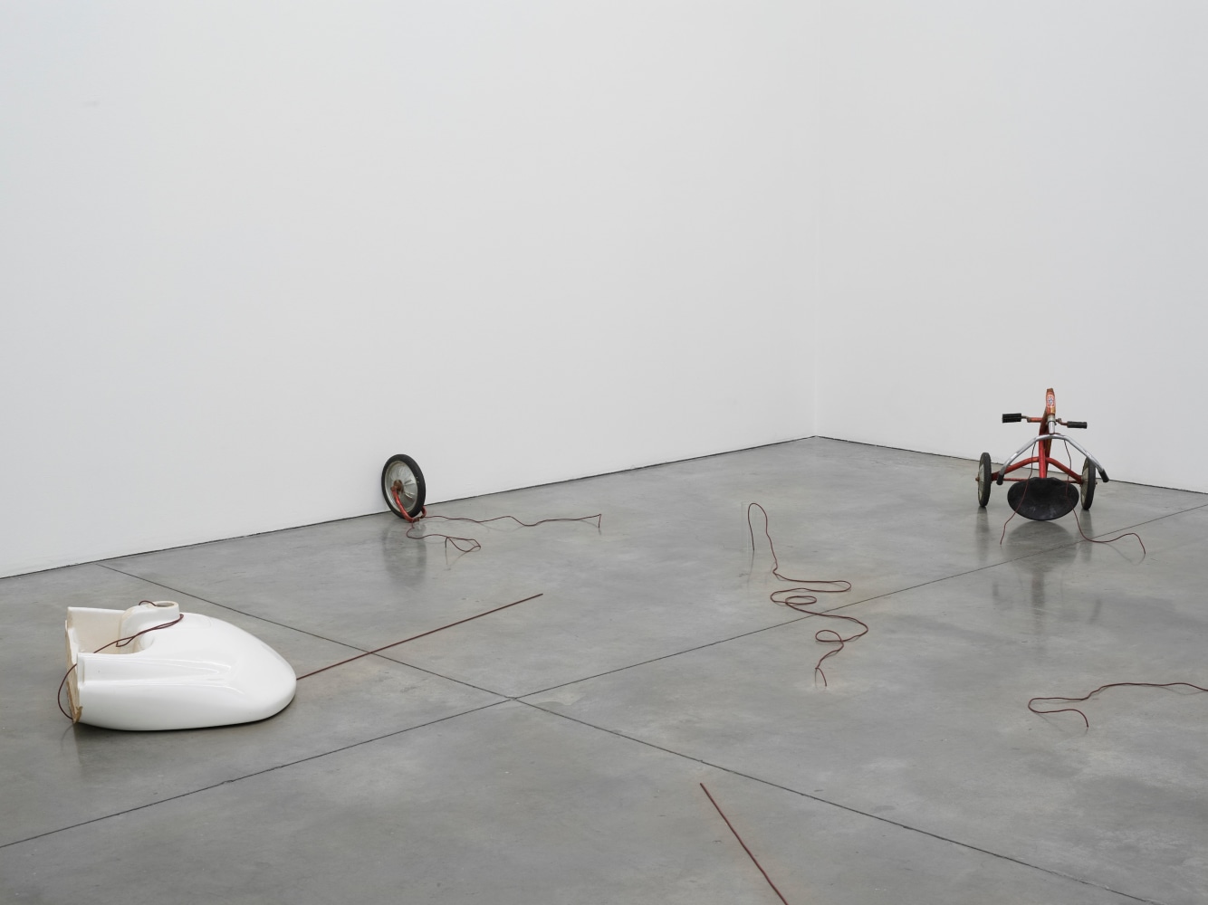 Lucia Nogueira
Ends without End, 1993 (detail)
Sink, metal, glass tube, wheel, broken tricycle, rubber cord, pliers
Dimensions variable