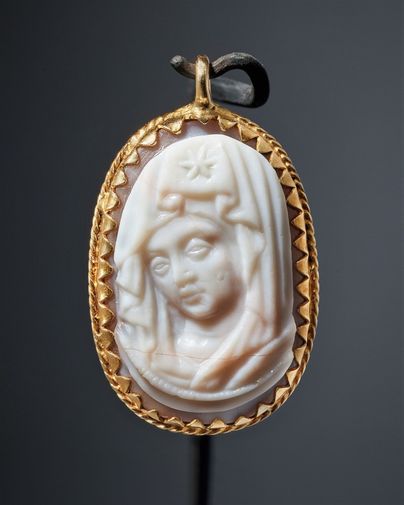 Cameo of the Virgin in Mourning, c. 1450-1470
France
Agate cameo framed by a historic gold pendant, in good condition with a delicate hairline crack across the bottom
1 x 5/8 inches
(2.5 x 1.7 cm)