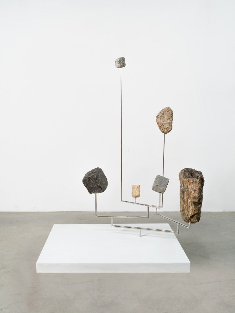 Alicja Kwade

Reversed skies

2022

Mirror polished stainless steel, stones

63 x 35 5/8 x 31 inches (160.5 x 90.5 x 78.6 cm)

AKW 875&amp;nbsp;

&amp;euro;85,000