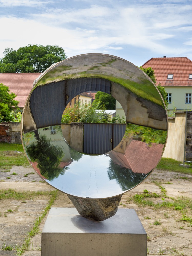 Alicja Kwade

Tunnel-Tell (Ceci Sera)

2020

Granite, stainless steel, concrete

88 3/8 x 78 3/4 x 33 3/4 inches (224.5 x 200 x 85.7 cm)

AKW 782

&amp;nbsp;

