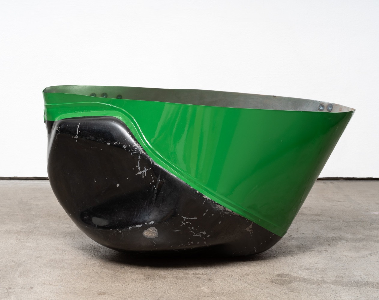 Elad Lassry

Untitled (Carrier, Glossy Black)

2019

Welded and painted steel

29 1/2 x 14 3/4 x 14 1/2 inches (74.9 x 37.5 x 36.8 cm)

Unique

EL 516

$35,000

&amp;nbsp;

INQUIRE
