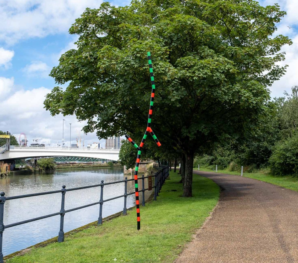 Eva Rothschild

Living Spring

2011

painted steel

162 1/2 x 35 1/2x 15 3/4 inches (413 x 90 x 40 cm)

Edition&amp;nbsp;of 3, with 1 AP

ER 100

Installation view: The Line, River Lea at Bow Locks, London, 2021.

Photo:&amp;nbsp;Andrea-Capello

&amp;nbsp;

&amp;nbsp;