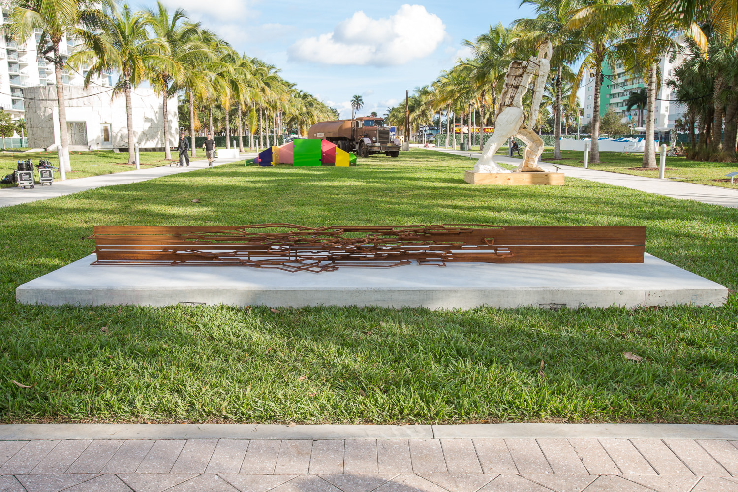 Alicja Kwade

Pulse of Time

2013

Steel

17 x 196 3/4 x 36 2/3 inches (43.2 x 499.7 x 93.1 cm)

AKW 131

Art Basel Miami Beach, Public Sector, 2013

&amp;nbsp;