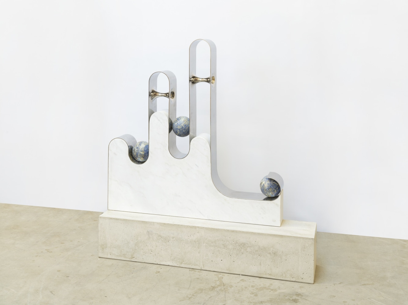 Alicja Kwade

Continuum

2023

Stainless steel, marble

58 x 56 x 11 3/4 inches (147.6 x 142.5 x 30 cm)

Unique

AKW 918

&amp;euro;85,000