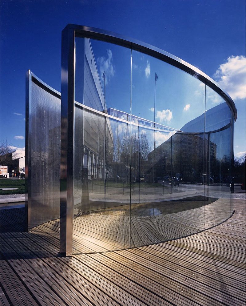 Dan Graham

Pavilion

1996

Installation view: K&amp;ouml;penicker Stra&amp;szlig;e, Berlin