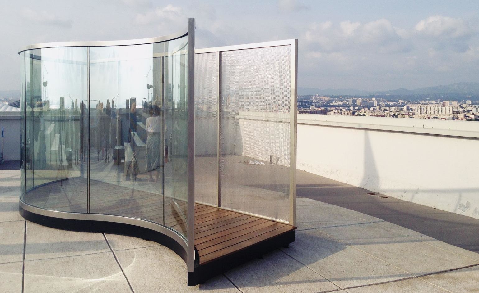 Dan Graham

Tight Squeeze

2015

Two-way mirror, perforated metal, stainless steel
90 1/2 x 200 x 70 7/16 inches (230 x 508 x 179 cm)

Installation view, Observatory/Playground, MAMO, Centre d&amp;rsquo;Art de la Cit&amp;eacute; Radieuse, Marseille, France

Photo:&amp;nbsp;S&amp;eacute;bastien Veronese

&amp;nbsp;

INQUIRE