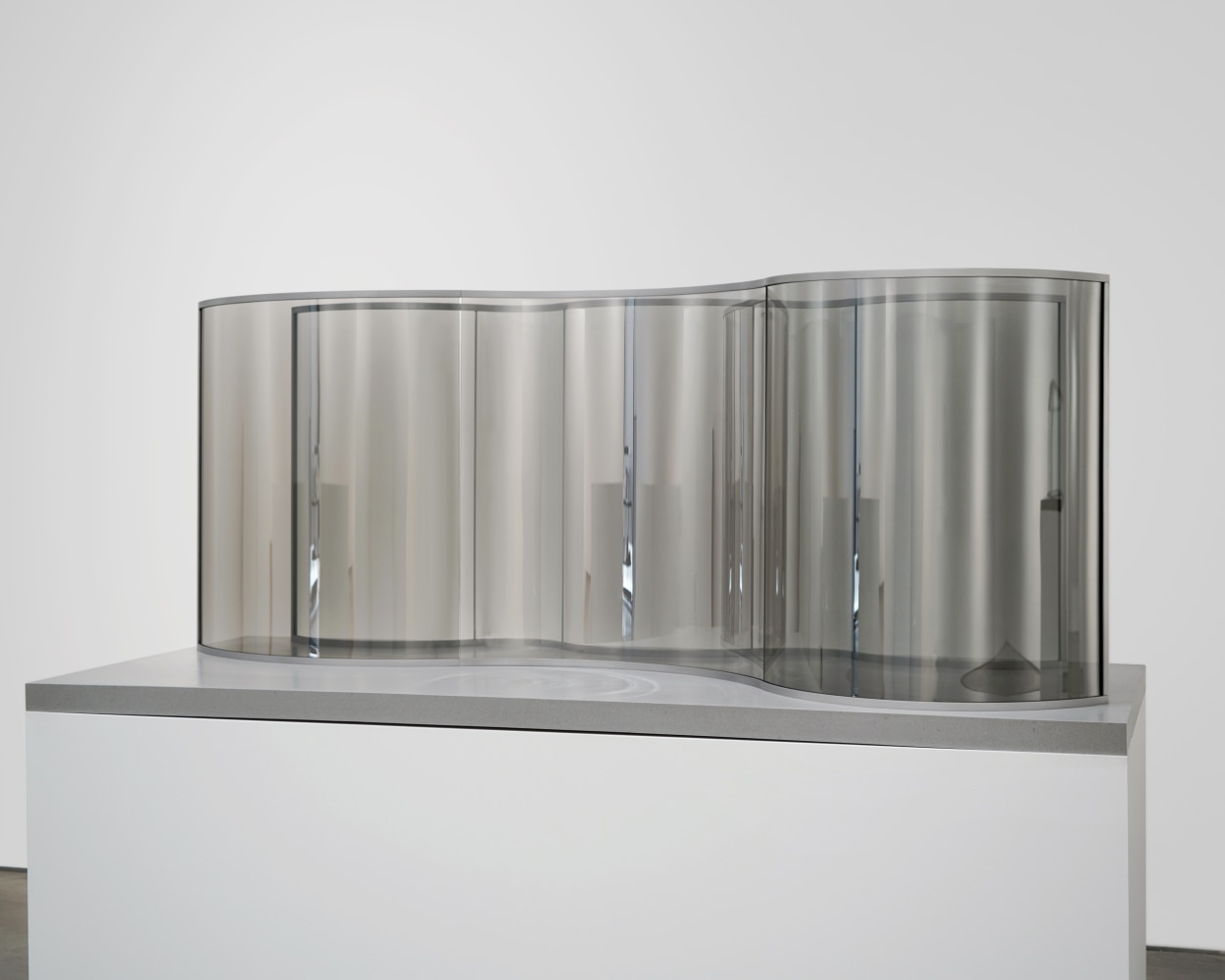 Dan Graham

Neo-Baroque Walkway

2020

2-way mirror glass, aluminum

34 1/4 x 86 1/2 x 39 3/8 inches (87 x 219.7 x 100 cm)

Edition of 3

DG 107

&amp;nbsp;

INQUIRE