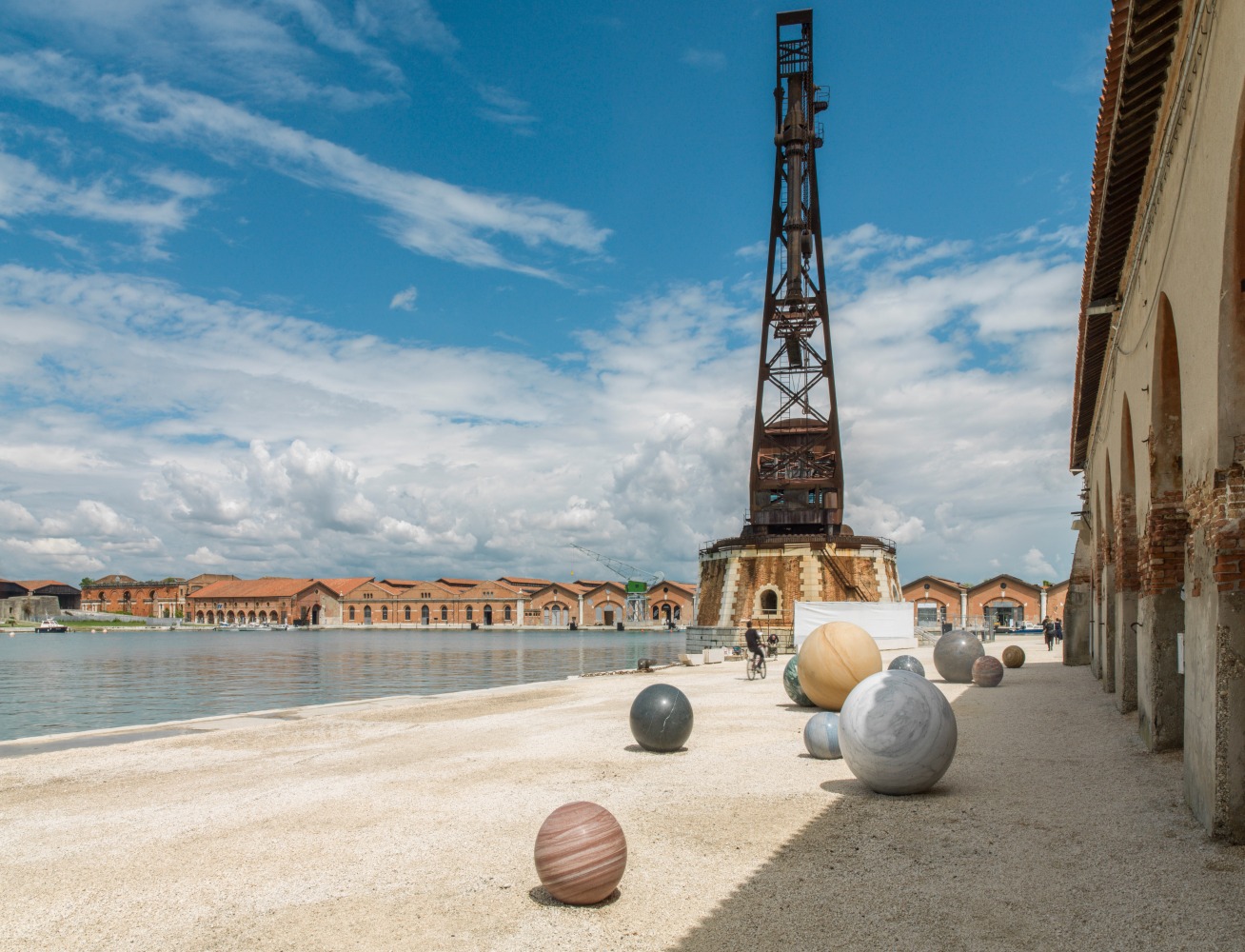 Alicja Kwade,&amp;nbsp;Pars pro Toto,&amp;nbsp;2017

Stone, sound

Installation view: Venice Biennale 2017

Photo:&amp;nbsp;Roman M&amp;auml;rz

&amp;nbsp;

