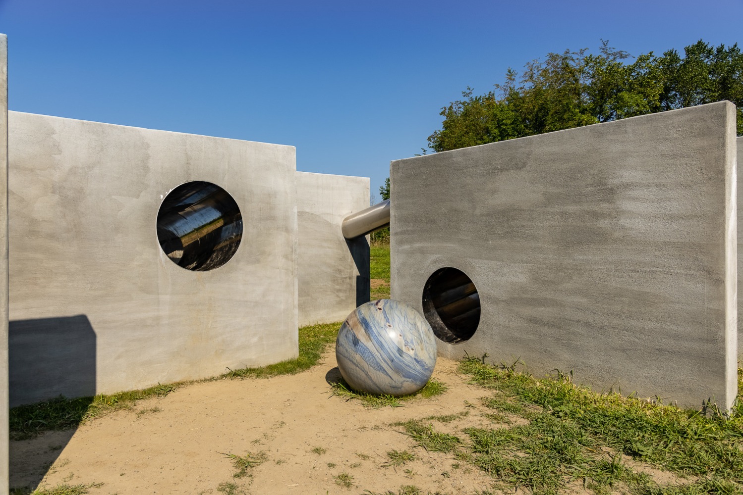 Alicja Kwade,&amp;nbsp;
TunnelTeller, 2018

Stainless steel, concrete, natural stone (Macaubas azul)
Installation view: Art Omi, Ghent, NY, 2021
Photo: Alon Koppel

&amp;nbsp;





