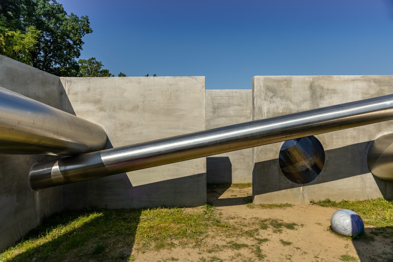 Alicja Kwade,&amp;nbsp;
TunnelTeller, 2018

Stainless steel, concrete, natural stone (Macaubas azul)
Installation view: Art Omi, Ghent, NY, 2021
Photo: Alon Koppel

&amp;nbsp;

&amp;nbsp;





