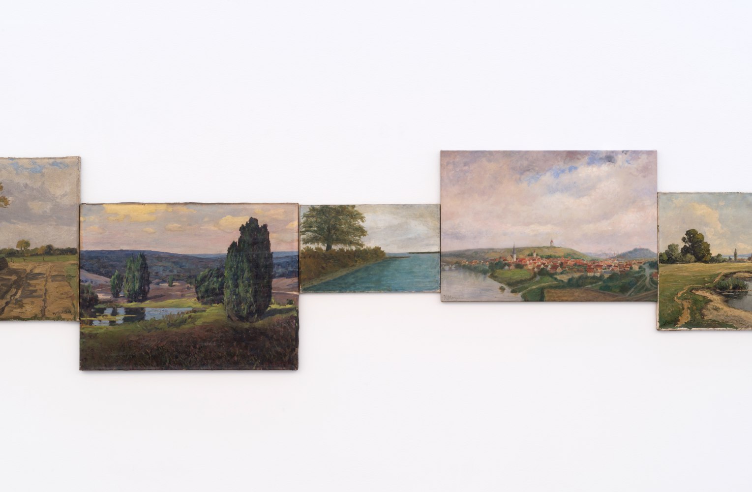 Hans-Peter Feldmann

Horizon

Eleven oil paintings on canvas

34 x 281 1/4 inches (86.4 x 714.4 cm)

HPF 435

&amp;nbsp;

INQUIRE