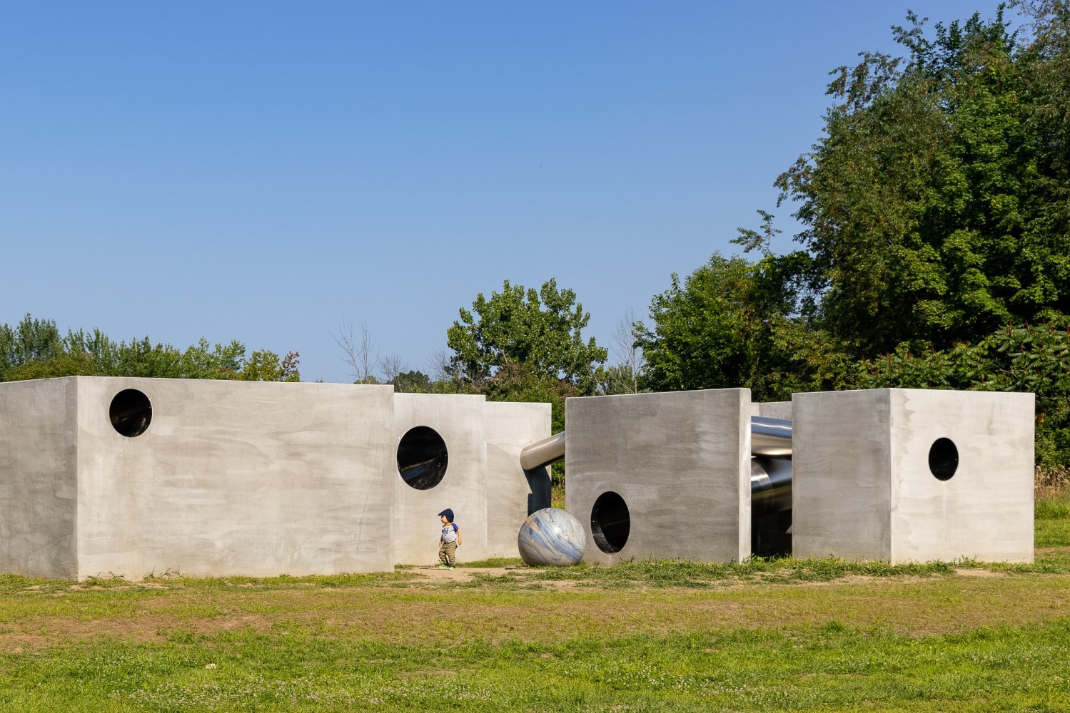 Alicja Kwade,&amp;nbsp;
TunnelTeller, 2018

Stainless steel, concrete, natural stone (Macaubas azul)
Installation view: Art Omi, Ghent, NY, 2021
Photo: Alon Koppel

&amp;nbsp;






