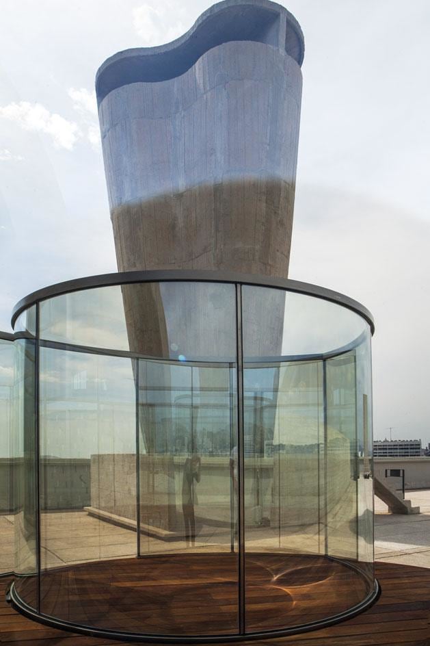 Dan Graham

Tight Squeeze

2015

Two-way mirror, perforated metal, stainless steel
90 1/2 x 200 x 70 7/16 inches (230 x 508 x 179 cm)

Installation view, Observatory/Playground, MAMO, Centre d&amp;rsquo;Art de la Cit&amp;eacute; Radieuse, Marseille, France

Photo:&amp;nbsp;S&amp;eacute;bastien Veronese

&amp;nbsp;

INQUIRE