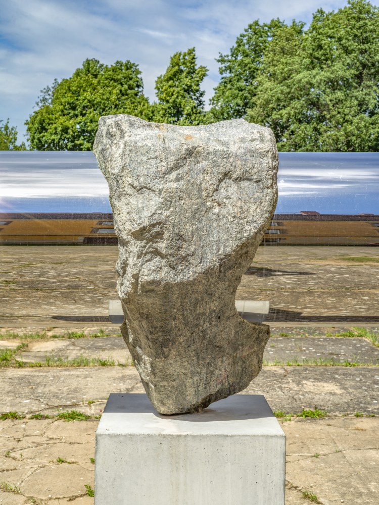 Alicja Kwade

Tunnel-Tell (Ceci Sera)

2020

Granite, stainless steel, concrete

88 3/8 x 78 3/4 x 33 3/4 inches (224.5 x 200 x 85.7 cm)

AKW 782

&amp;nbsp;

