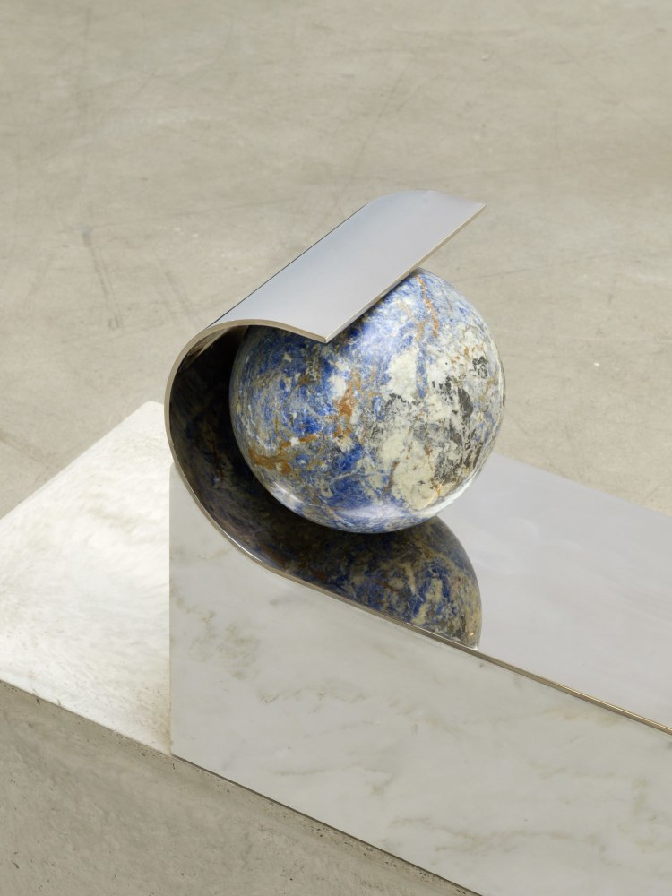 Alicja Kwade

Continuum

2023

Stainless steel, marble

58 x 56 x 11 3/4 inches (147.6 x 142.5 x 30 cm)

Unique

AKW 918

&amp;euro;85,000