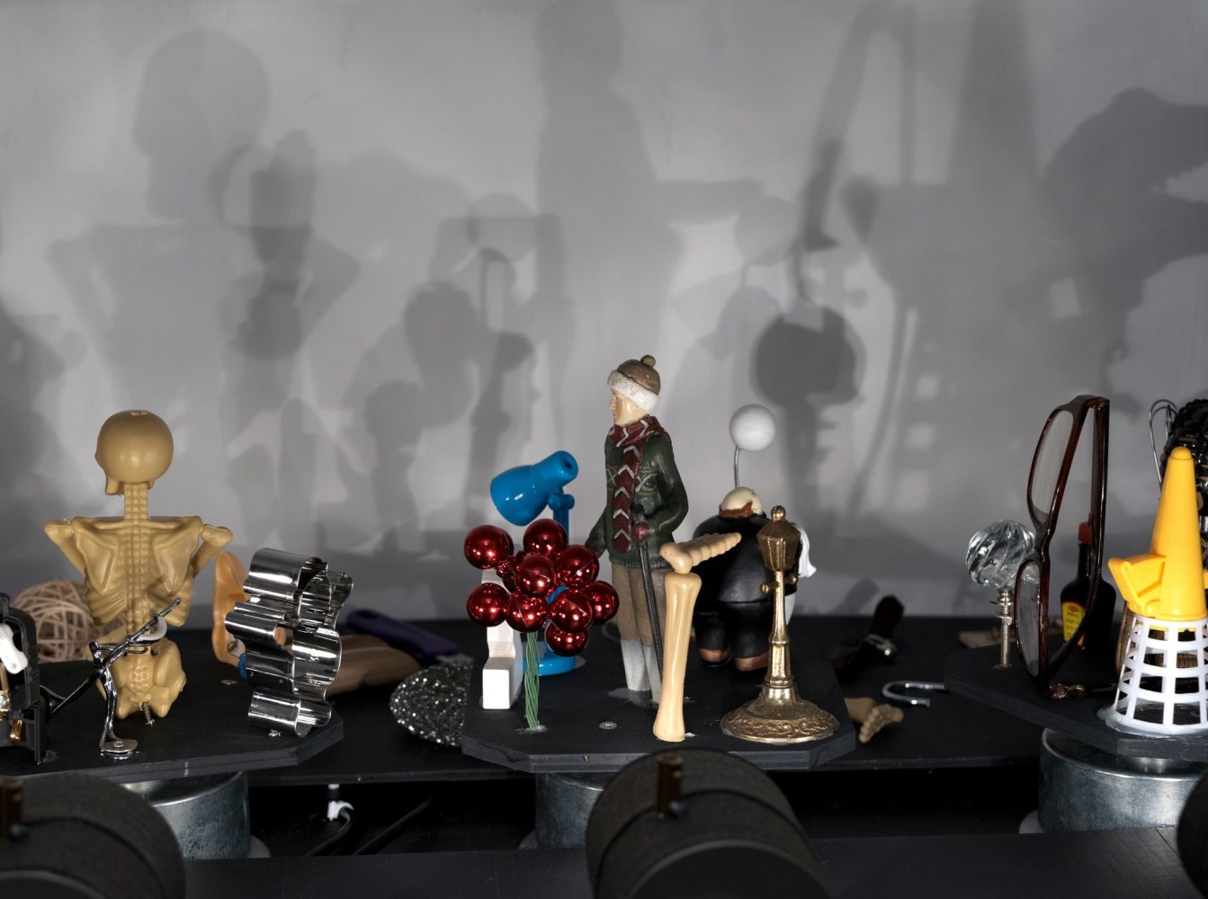 Hans-Peter Feldmann

Pocket Shadow Play

4 mechanical rotating discs on wood desk, lamps, various objects

52 1/2 x 40 1/2 x 32 inches (133 x 102.5 x 81.5 cm)

HPF 444

&amp;nbsp;

INQUIRE