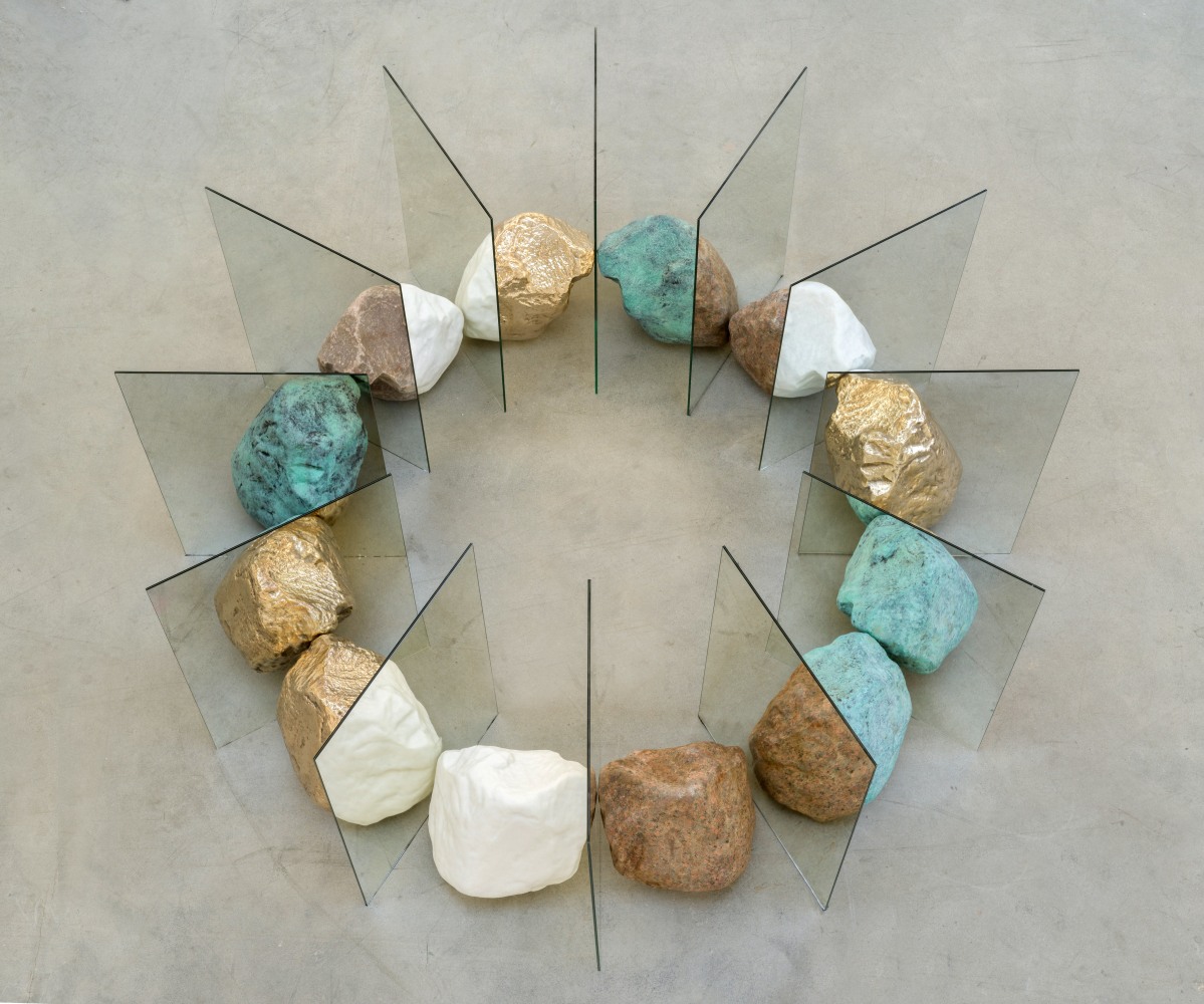 Alicja Kwade

Steinkreis

2020

Bronze, marble, stone, mirror

38 1/8 x 87 3/8 x 87 3/8 inches (97 x 222 x 222 cm)

AKW 712

&amp;nbsp;