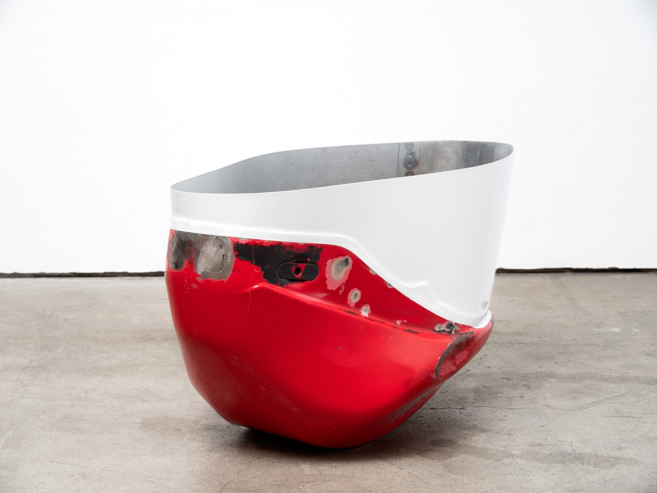 Elad Lassry

Untitled (Carrier, Red)

2019

Welded and painted steel

24 1/2 x 13 1/4 x 15 inches (62.2 x 33.7 x 38.1 cm)

Unique

EL 515

$35,000

&amp;nbsp;

INQUIRE